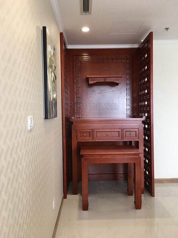 Với không gian diện tích nhỏ, gia chủ nên sử dụng mẫu bàn thờ gỗ cao cấp nhỏ gọn đường nét hoa văn đơn giản nhưng vẫn giữ được vẻ đẹp truyền thống